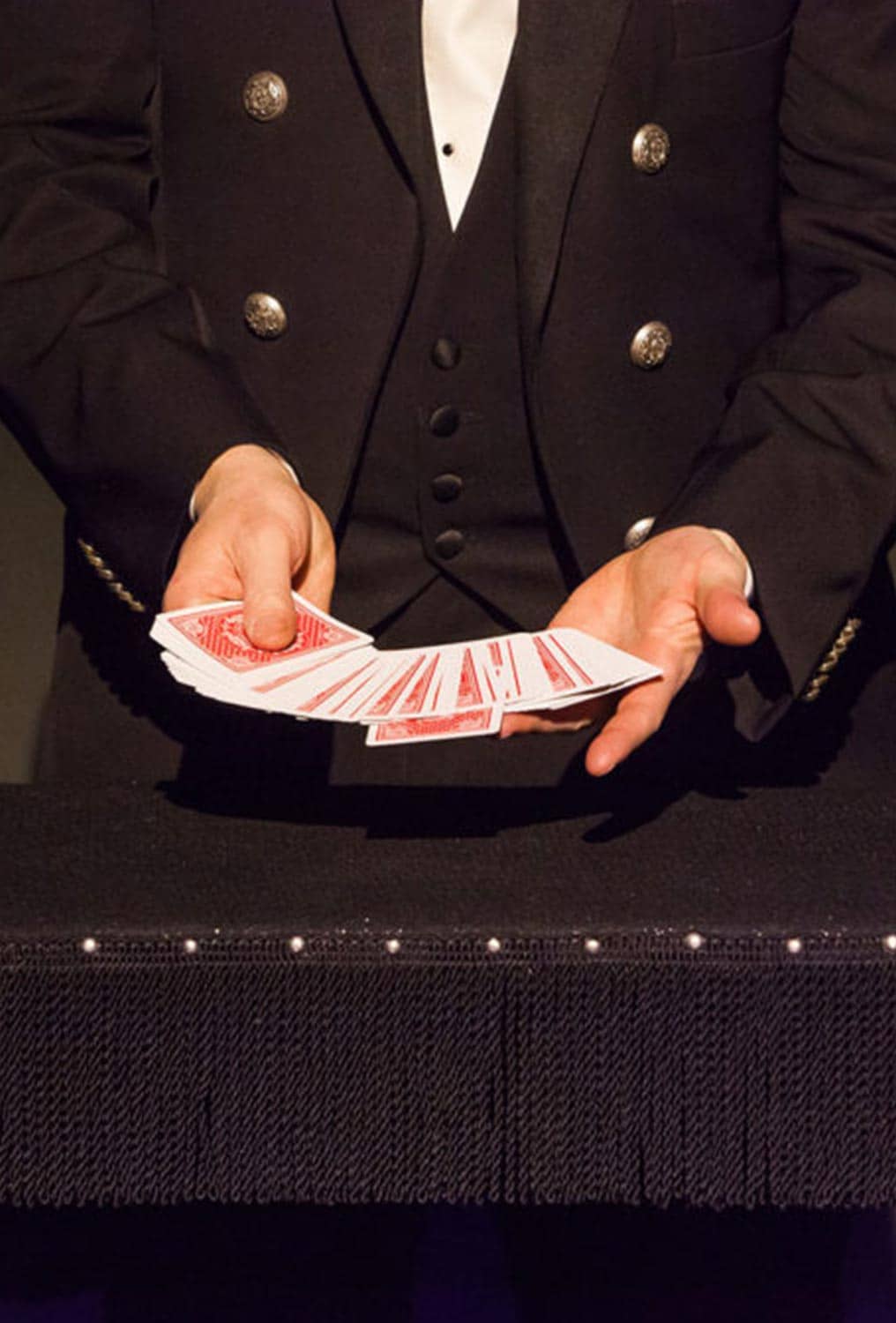 Thorsten Strotmann mit Spielkarten in der Hand