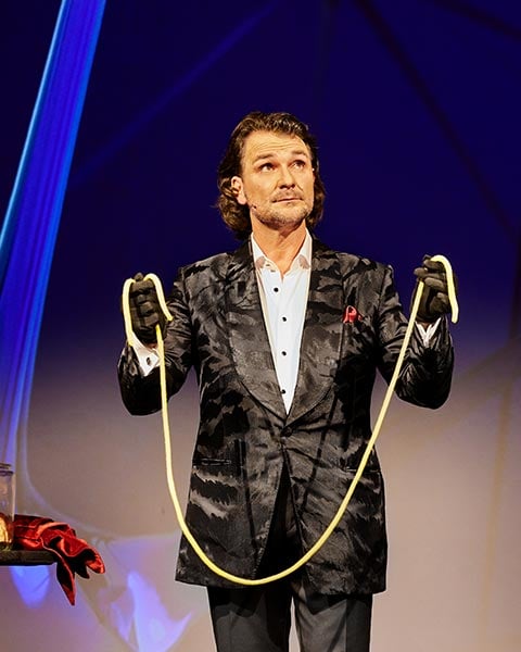 Thorsten Strotmann mit einem Seil in der Hand bei der Show