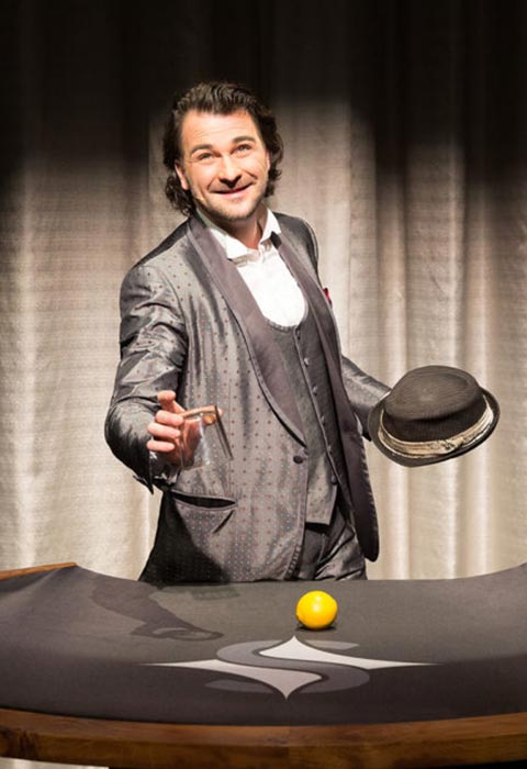 Thorsten Strotmann bei einem Zaubertrick mit einem Tennisball und einem Hut